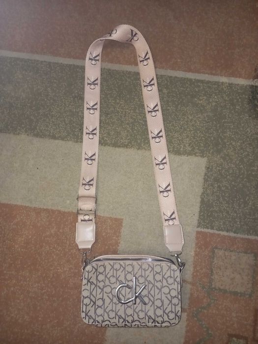 Каркасная светлая сумка на длинном ремне