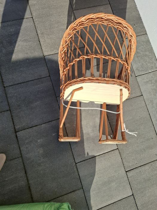 Fotelik na rower z wikliny.