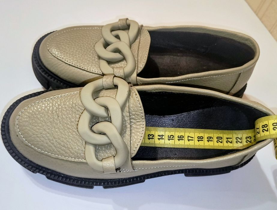 Зелені фісташкові м'які туфлі лофери з ланцюжком