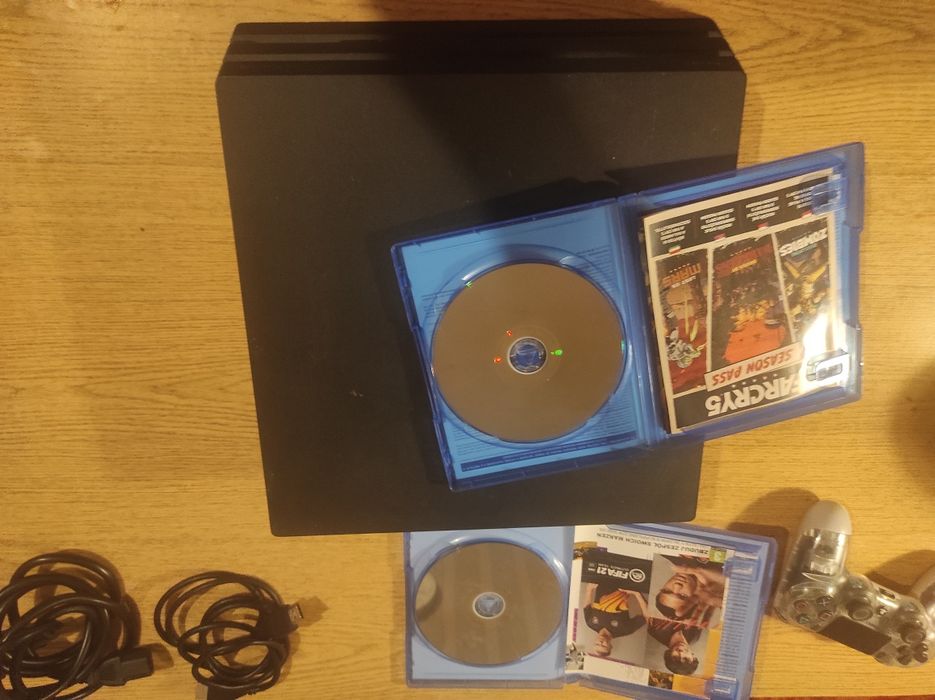 Konsola Ps4 Pro 1Tb. Plus pad okablowanie i gry :)