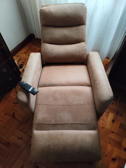 Cadeirão elétrico com motor de elevação