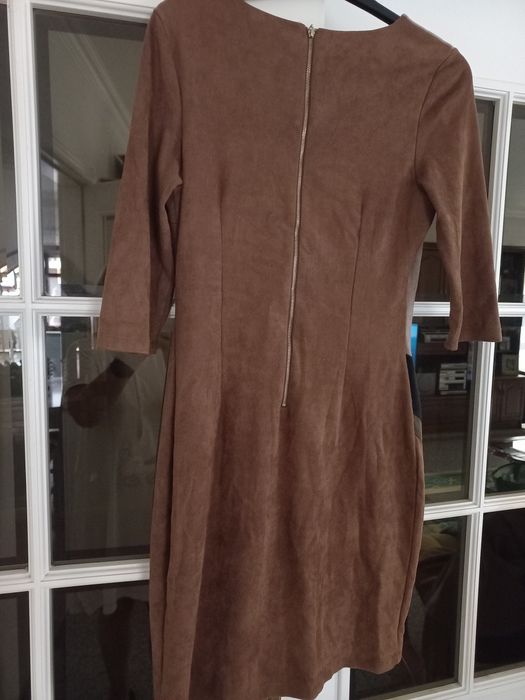 Vestido super elegante, de "pele pêssego " com fechos  atrás. (M)