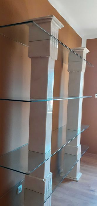 Estante de sala de estar em vidro com colunas em mármore