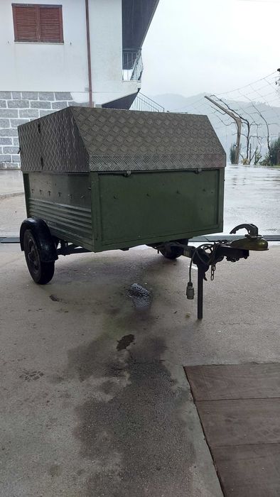 Atrelado de caça com cobertura em alumínio