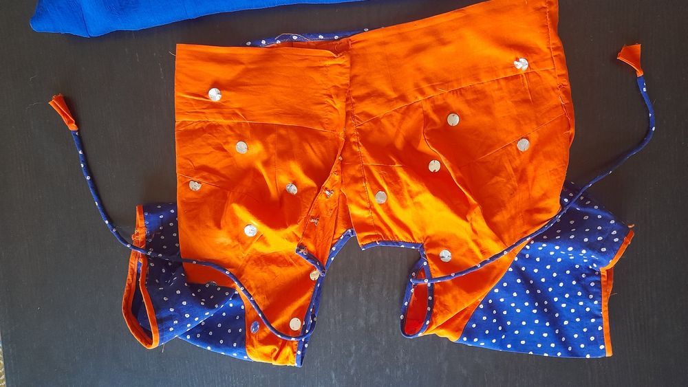 Conjunto indiano com top, saia e sari