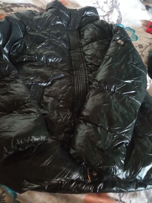 Продам куртку почті нова