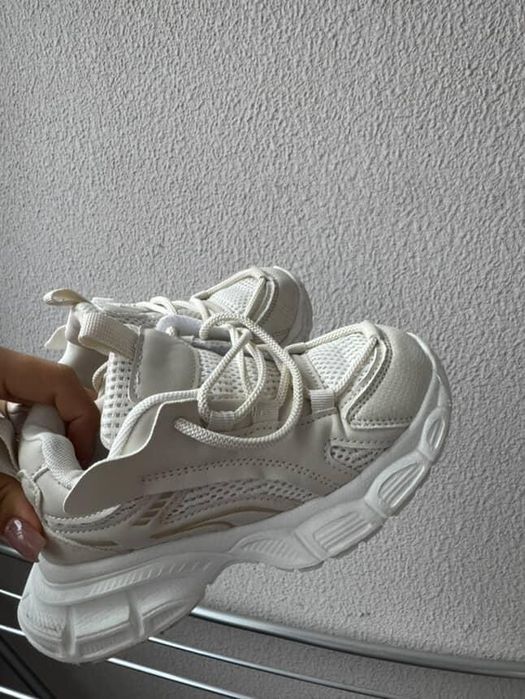 Дитячі кросівки бежеві