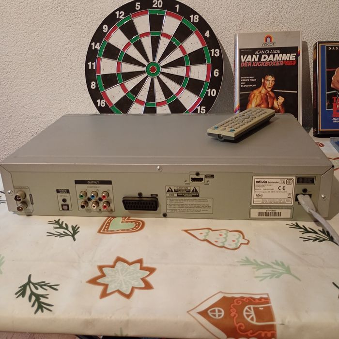 nagrywarka Silva Schneider DVR 4959 HDMI, będąca zestawem combo DVD i magnetowidu VHS