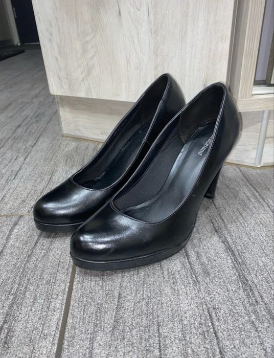 Czarne szpilki na platformie graceland