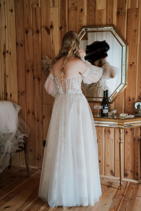 Przepiękna błyszcząca suknia ślubna