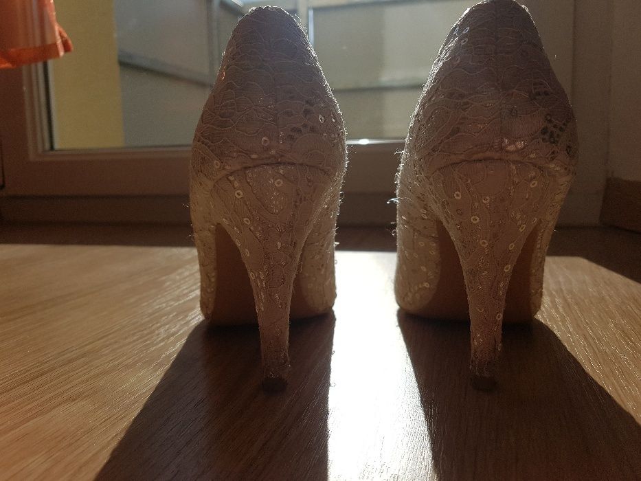 buty ślubne z koronki