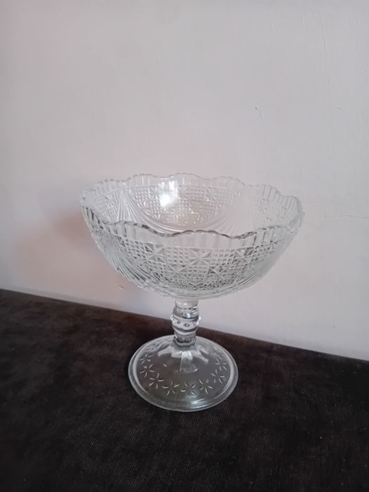 Zabytkowa szklana cukiernica na nóżce.