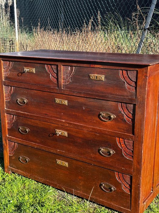 Comoda antiga em madeira