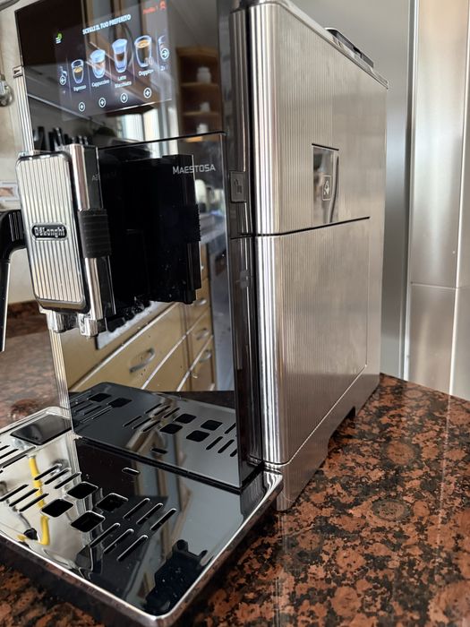 Máquina de café topo de gama Maestosa Delonghi