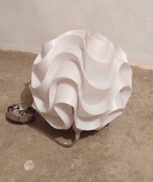 Candeeiro de teto branco suspenso