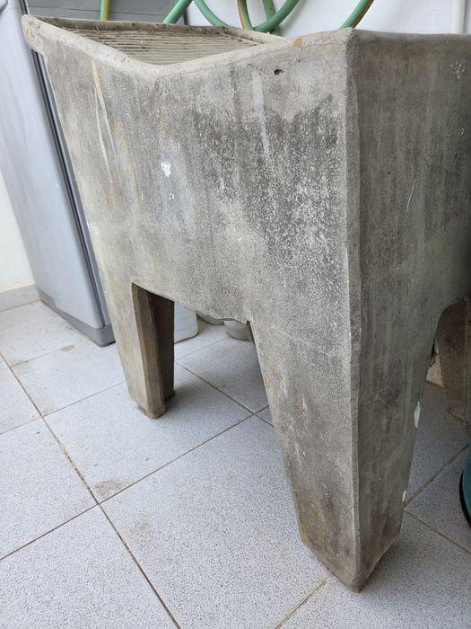 Tanque de lavar roupa em bom estado