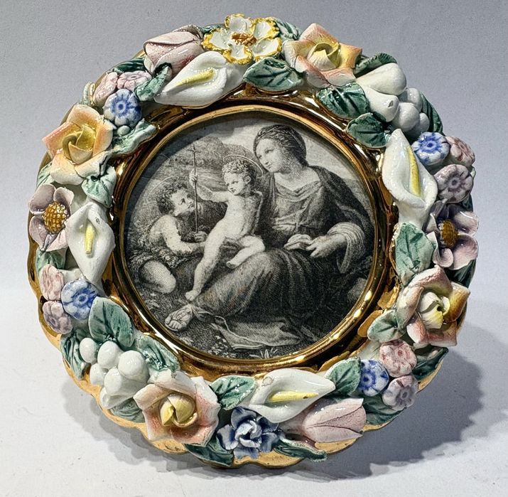 Magnífica antiga moldura em porcelana espanhola com imagem da Nossa Senhora com o Menino e São João Batista