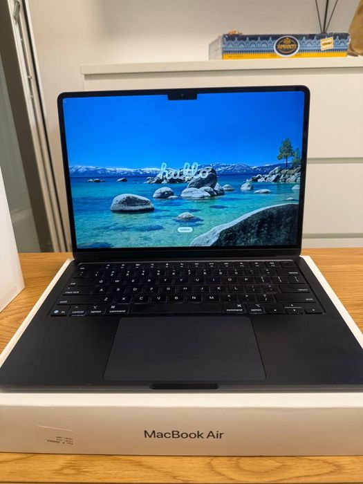 Macbook air a3240 16/256 m4