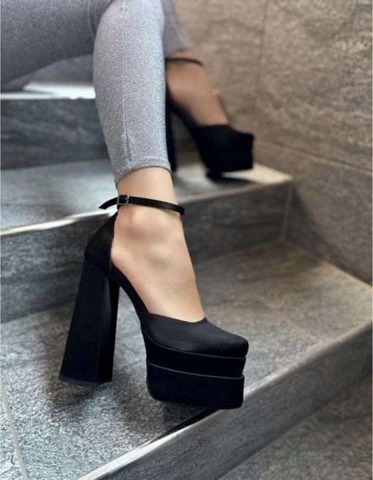Жіночі туфлі в стилі Versace