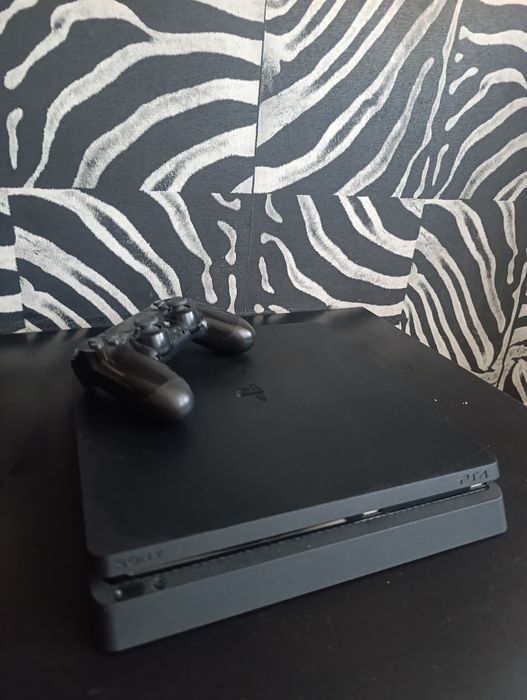 Продам Playstation 4 Slim