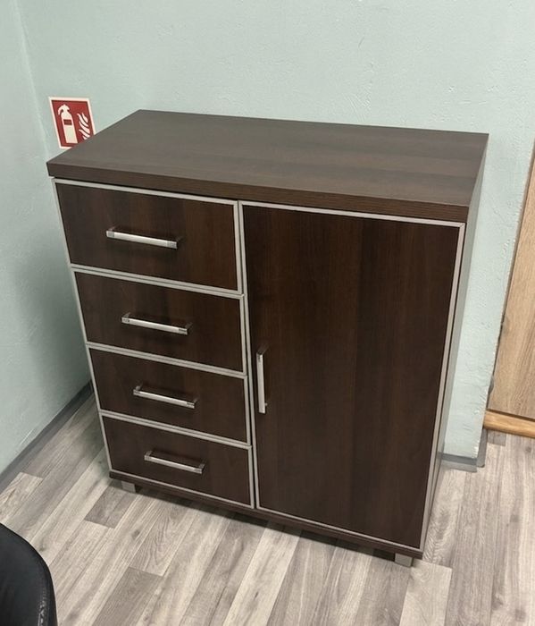 Sprzedam pojemną komodę / szafkę z szufladami – stan bardzo dobry