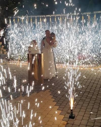 Kolorowe dymy wiatraki iskier fontanny iskier wodospad iskier