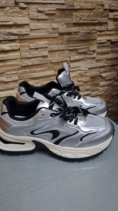 Продам нові кросівки