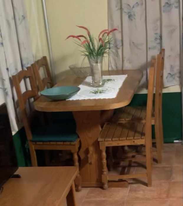 Mesa e 4 cadeiras
