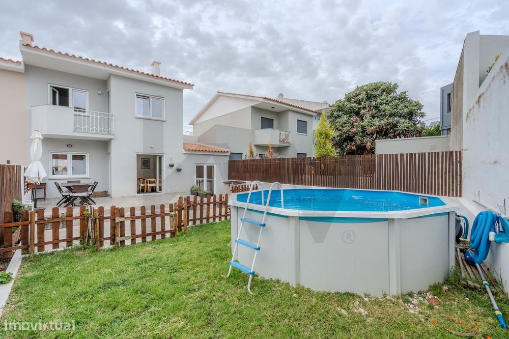 Moradia T3 Remodelada com Jardim, Terraço e Garagem em São Domingos de