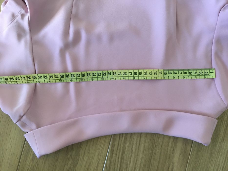 Blusa em tom de rosa, com tecido de ligeiro brilho