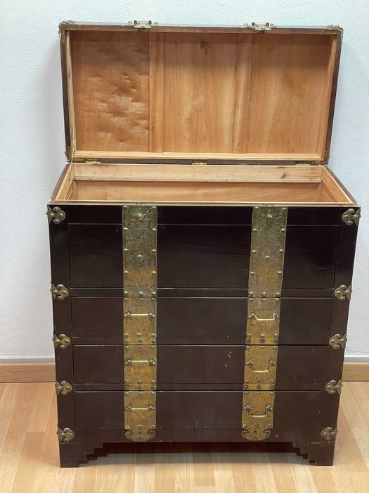 Comoda, antiguidade em madeira com ferragens em latão rendilhado,