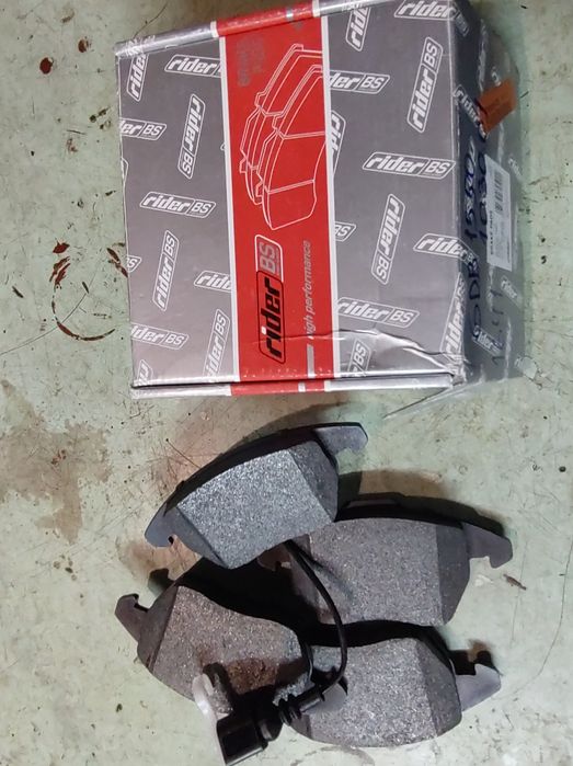 Тормозні колодки на W Cabbi  Максі.