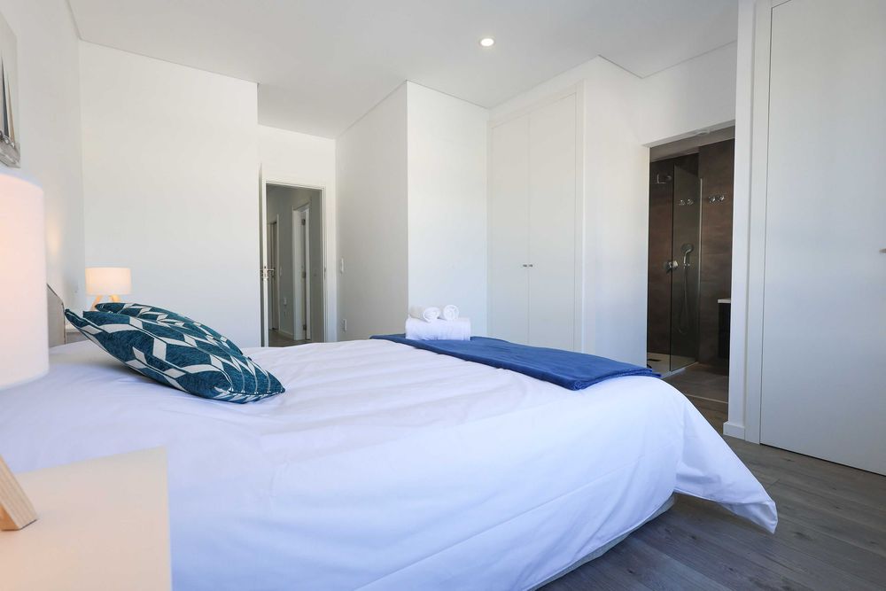 Quartos e Suítes com wc privativo + piscina | Fernão Ferro