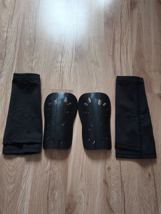Czarne ochraniacze piłkarskie