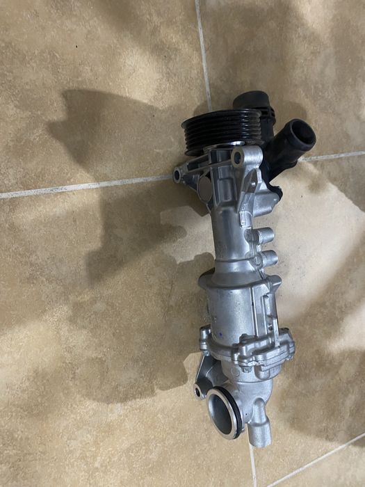 Водяна помпа мерседес