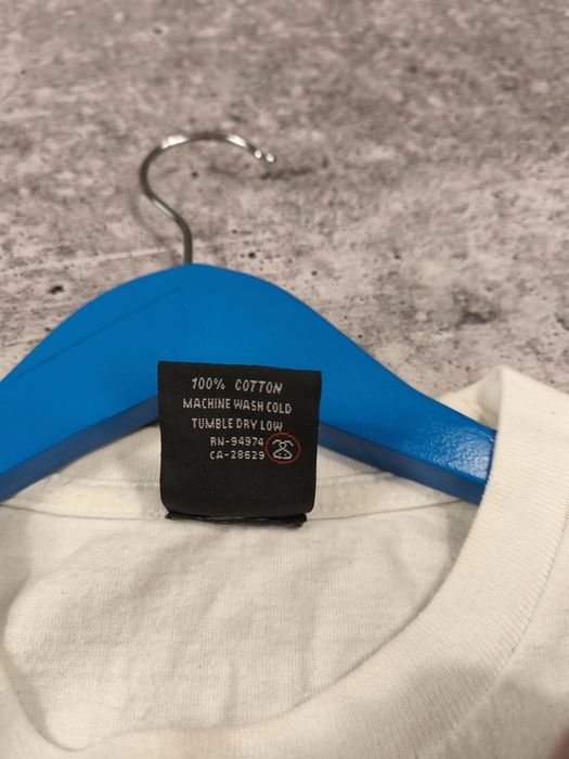 біла чоловіча футболка Stussy із графічним принтом дракона на спині