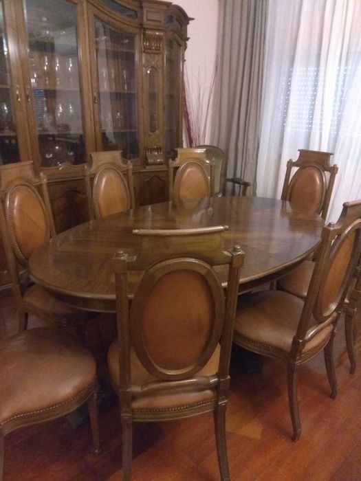 Sala clássica, em folha de nogueira.