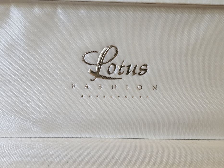 Naszyjnik damski marki LOTUS.