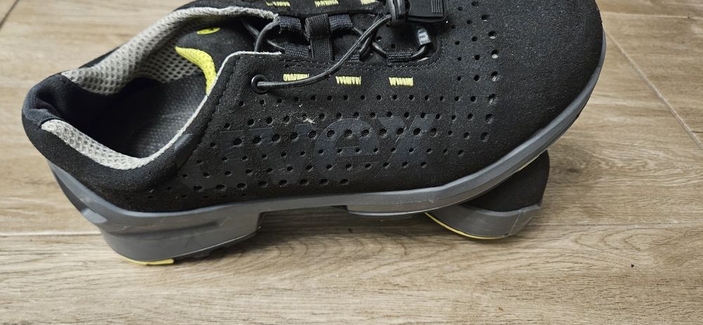 Buty robocze  UVEX r.43