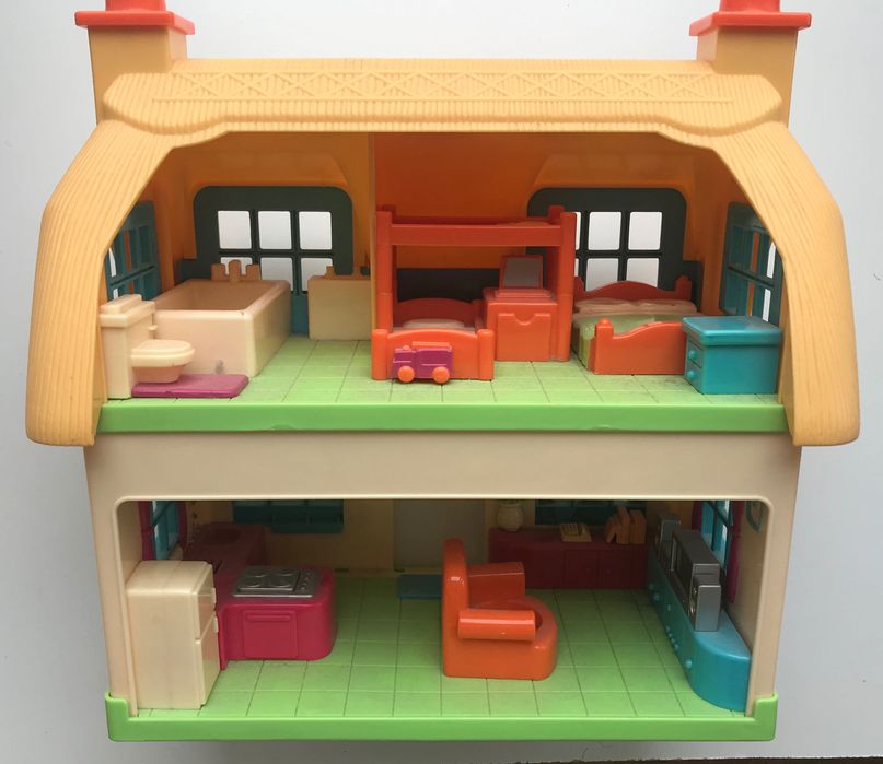 Дом для кукол с мебелью