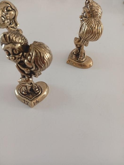 Figurka  metalowa mosiądz Para  wysokość 5 cm długość 2,5 cm