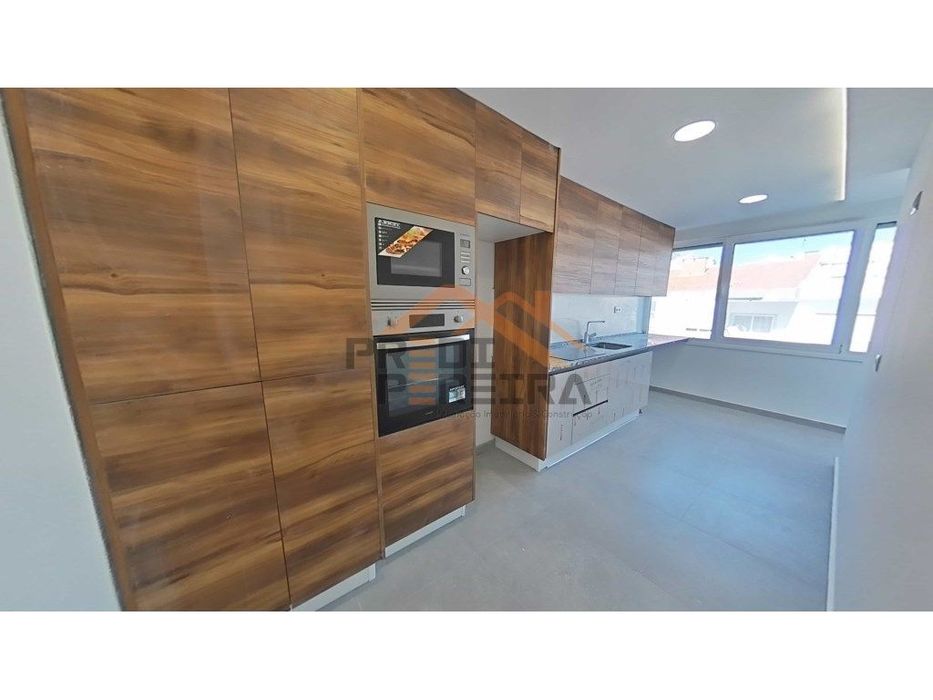 Apartamento T3 totalmente remodelado - Santo António dos Cavaleiros...