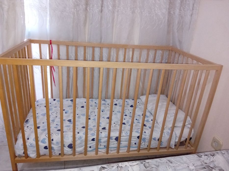 Berço de bebé com acessórios