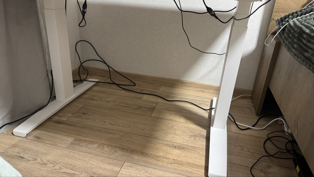 Стіл з регулюванням висоти і посиленими ніжками. Стільниця 120х90