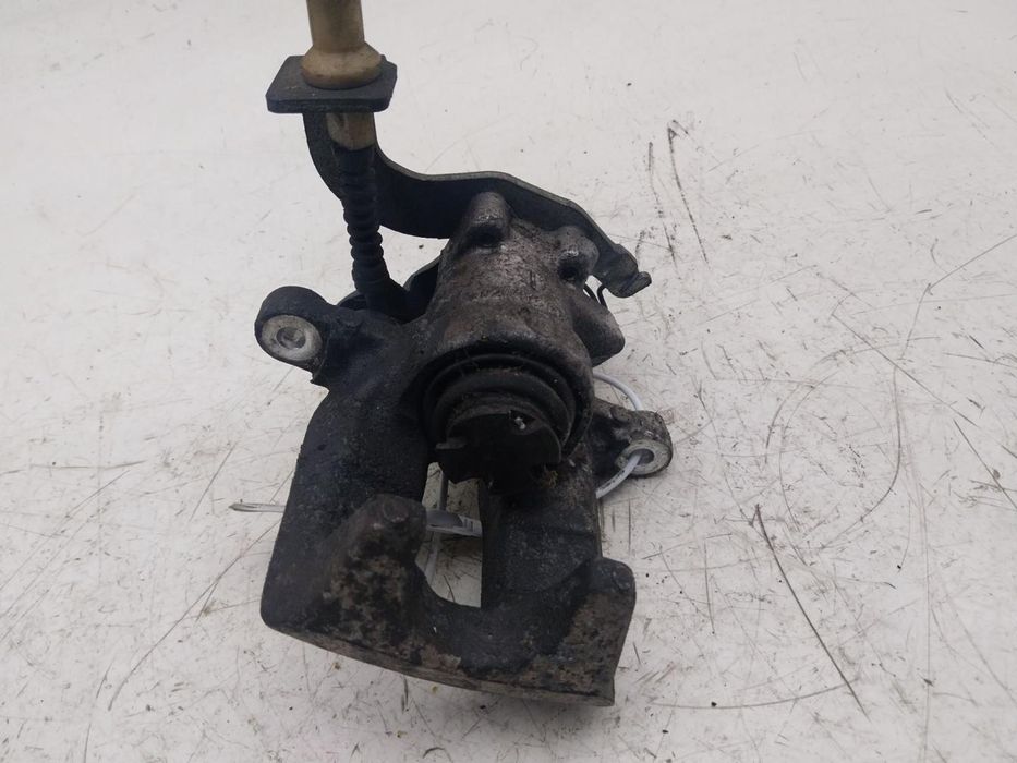 Calíper De Freio Traseiro Direito Toyota Auris
