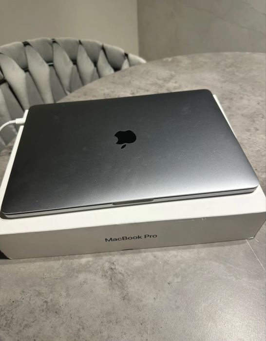 MacBook Pro 13 inch (2017) A1706 8gb RAM 256 SSD Touch Bar