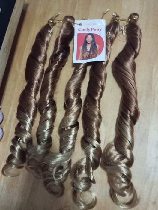 Cabelo postiço encaracolado