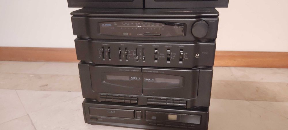 Aparelhagem antiga com leitor de cassetes e CDs da marca AR Systems