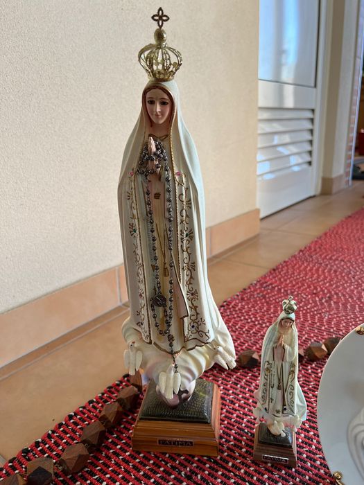 Cerâmicas e figuras católicas para decoração