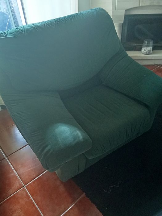 Sofá cor verde em bom estado